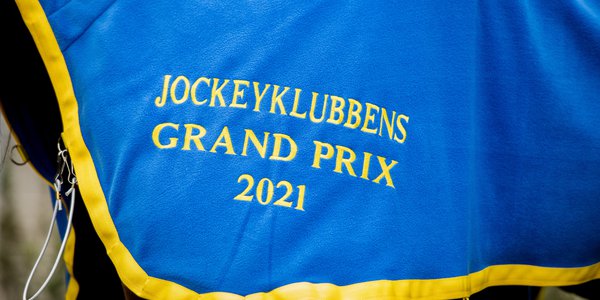 Förra året så instiftades "Jockeyklubbens Grand Prix", ett stort skandinaviskt treåringslopp på Bro Park av derbykaraktär, över 2100 meter. Årets stora nyhet är "Jockeyklubben 6 juni Cup" på Gärdet över 2750 meter.