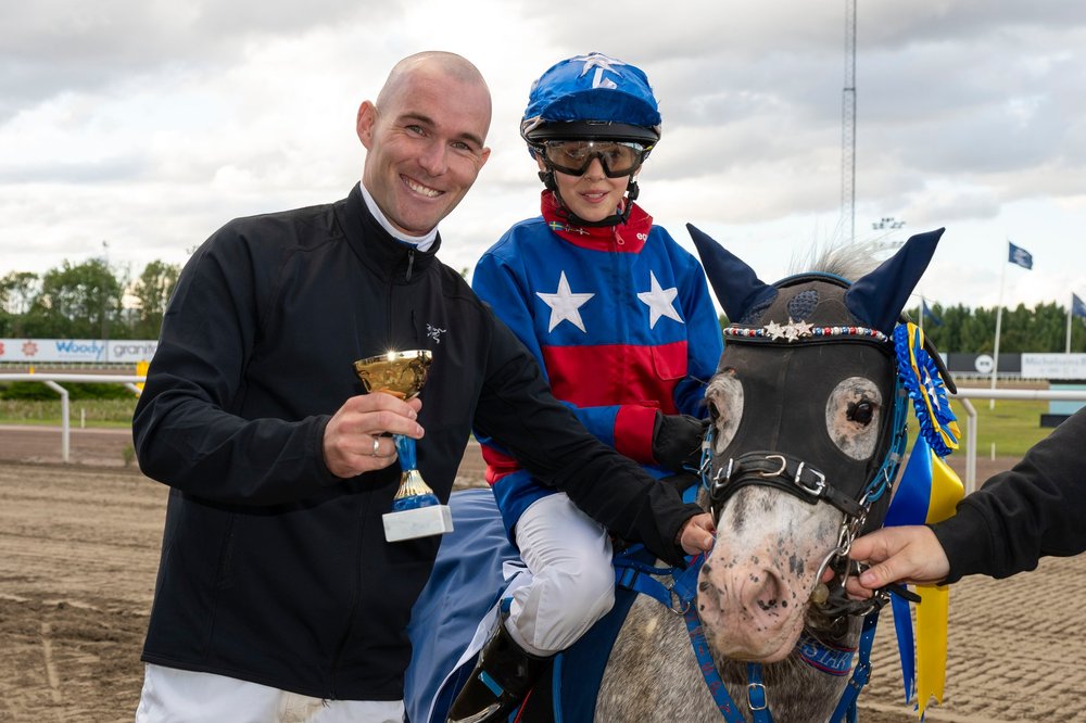 Qrispy och Isolde Karlsson tillsammans med Oliver Wilson