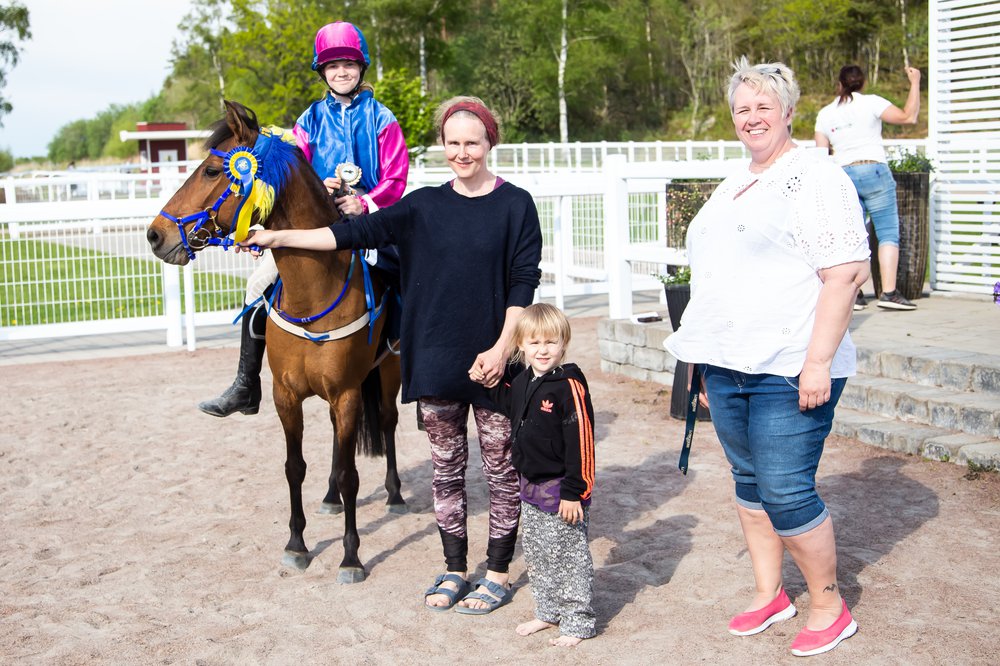 Astiz Inez och Jonna Eriksson i vinnarcirkeln