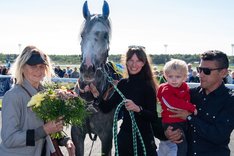 DSC_7456-X2 Monsieur Vic i vinnarcirken efter HM Drottningens Pris 2023 redigerad