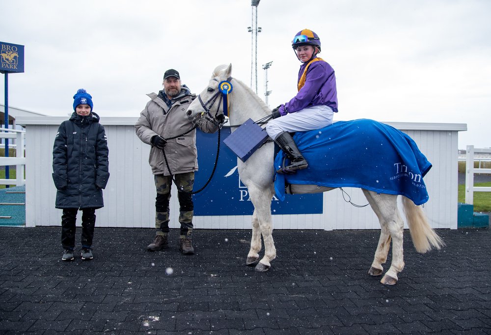 DSC_8069-X3 Tindra Ryttse och Shanbally TomThumb i vinnarcirkeln på Bro Park 21 april