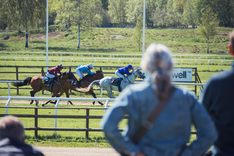 Fira mamma på galoppbanan1