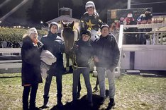 Madi Banja i vinnarcirkeln på Övrevoll 16 nov redigerad