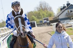 Mohaymin och Andreas Tapia Dalbark efter segern i Wathba Stallions Cup 2023 redigerad