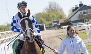 Mohaymin och Andreas Tapia Dalbark efter segern i Wathba Stallions Cup 2023 redigerad