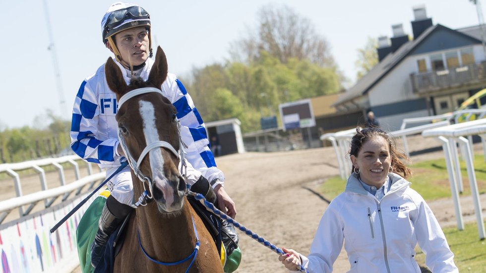 Mohaymin och Andreas Tapia Dalbark efter segern i Wathba Stallions Cup 2023 redigerad