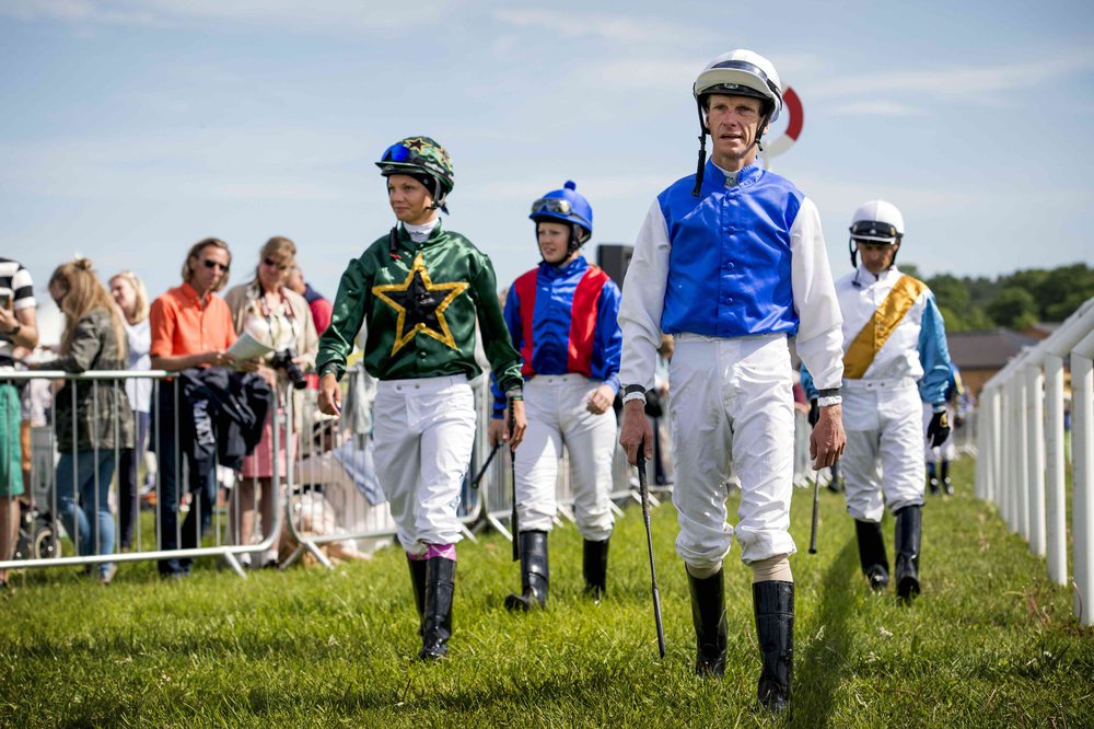 NDG 2016_jockeys003.jpg