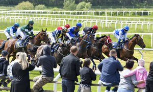 Publik framför galopphästar på Göteborg Galopp.jpg
