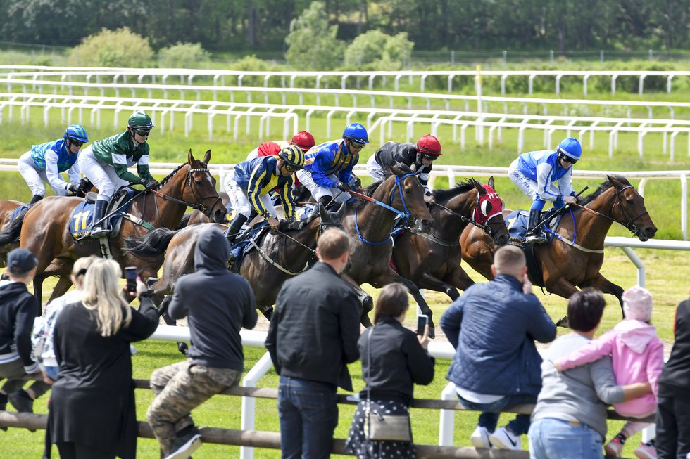 Publik framför galopphästar på Göteborg Galopp.jpg