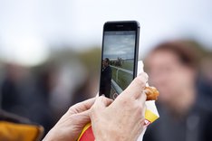 Mobiltelefon filmar ett galopplopp på Bro Park.jpg