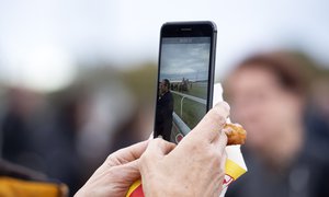 Mobiltelefon filmar ett galopplopp på Bro Park.jpg