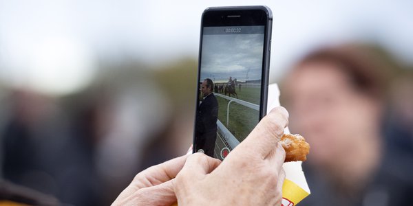 Mobiltelefon filmar ett galopplopp på Bro Park.jpg