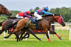 Julien Delamare vid seger på Göteborg Galopp i juli 2020.