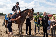 i-DW5gPJv-X3 Ayani i vinnarcirkeln kopia