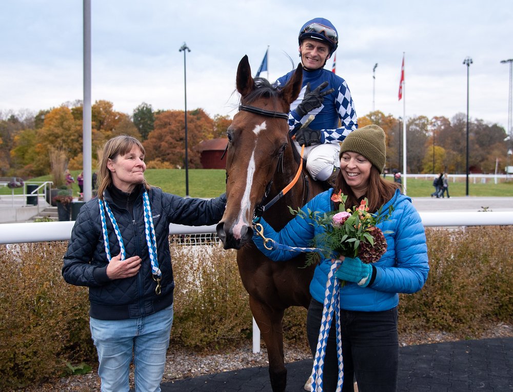 i-FMRvz2m-X2 Wishforluck och Maria Andersson i vinnarcirkeln i oktober