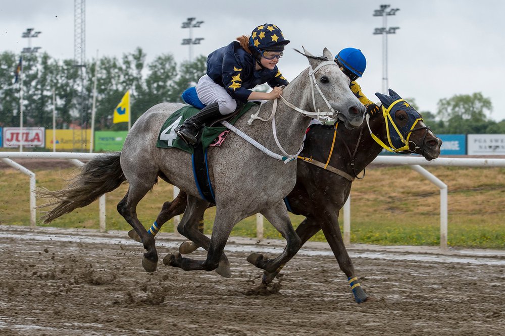 i-Qcj63Mj-X2 Kitford Ruby och Novalie Andersson vid seger på Jägersro 2 juli 2021