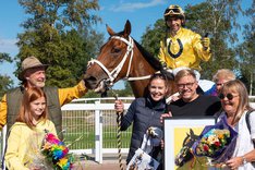 i-V4sDWDz-X2 Karen From Finance i vinnarcirkeln på Göteborg Galopp 4 september 2021 kopia kopia