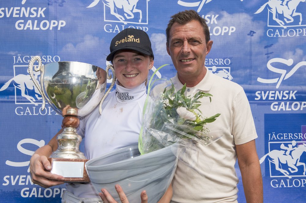 i-VS4wc79-X3 Rebeccka Stålhandske får pris efter Young Riders Championschop vinsten av Fredrik J