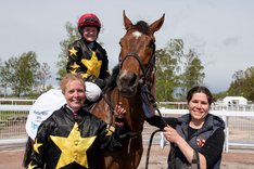 Barny efter seger med Nora Hagelund-Holm på Göteborg Galopp.