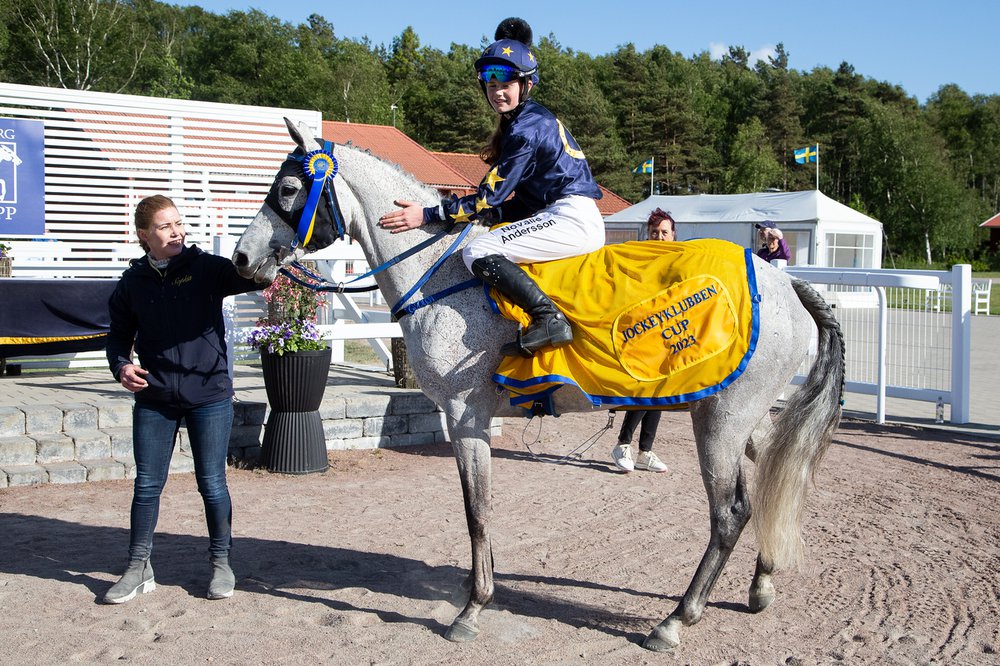 i-r68krjG-X2 Novalie Andersson och Kitford Ruby i vinnarcirkeln