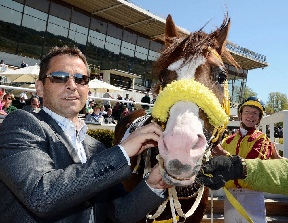 i-zKqC63Q-X2 Erroll i vinnarcirkeln på Täby Galopp 2011