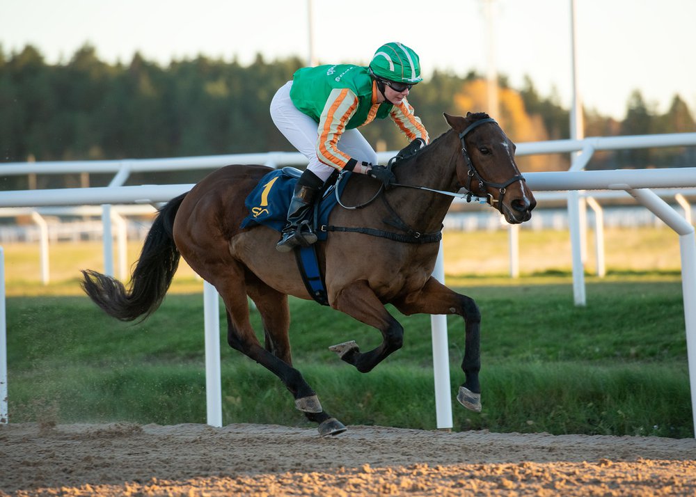 i-zLw4q8p-X2 Little Spirit och Annie Johansson på väg mot mål.jpg