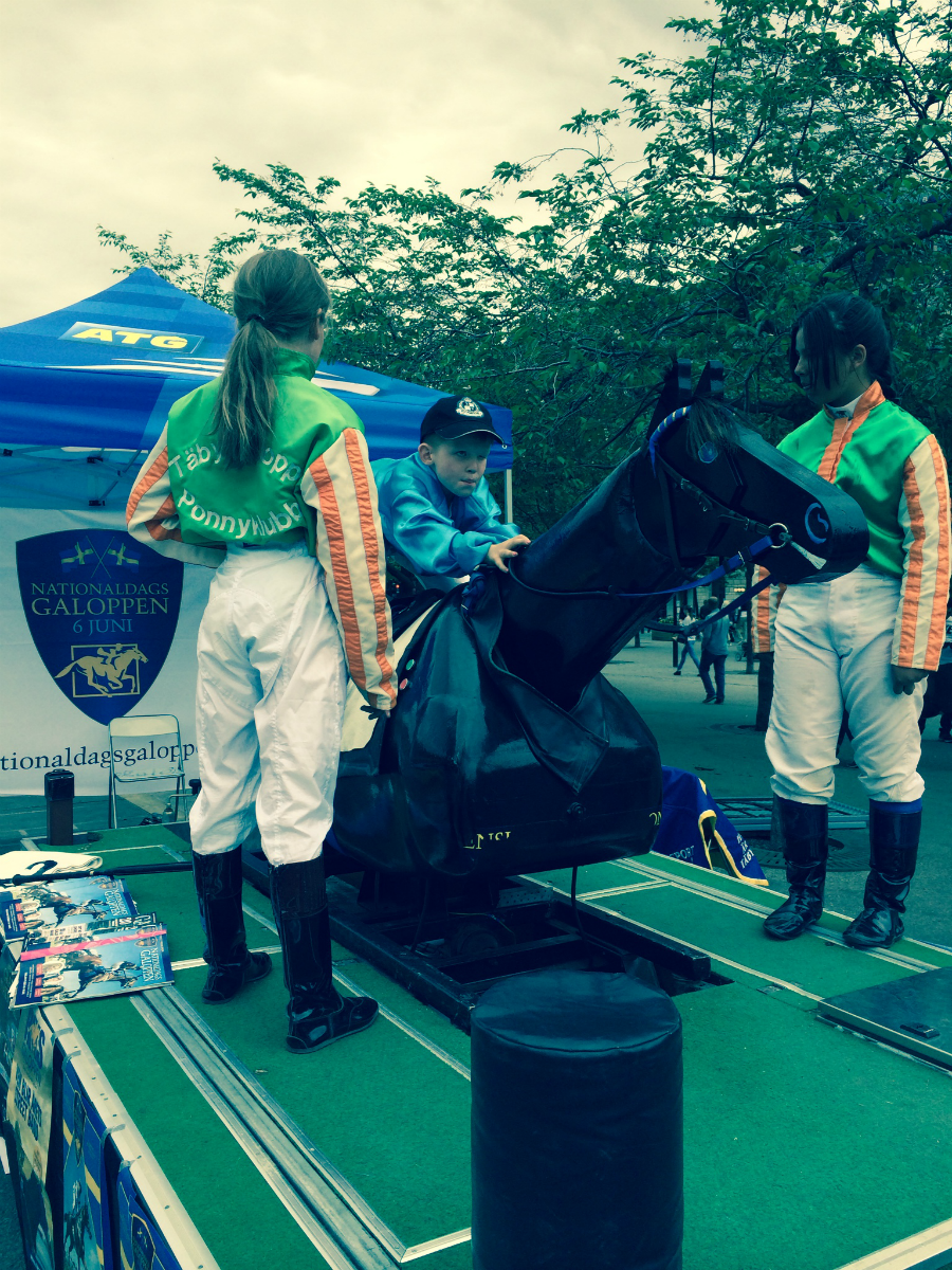 Ponnyjockeys i Kungsträdgården