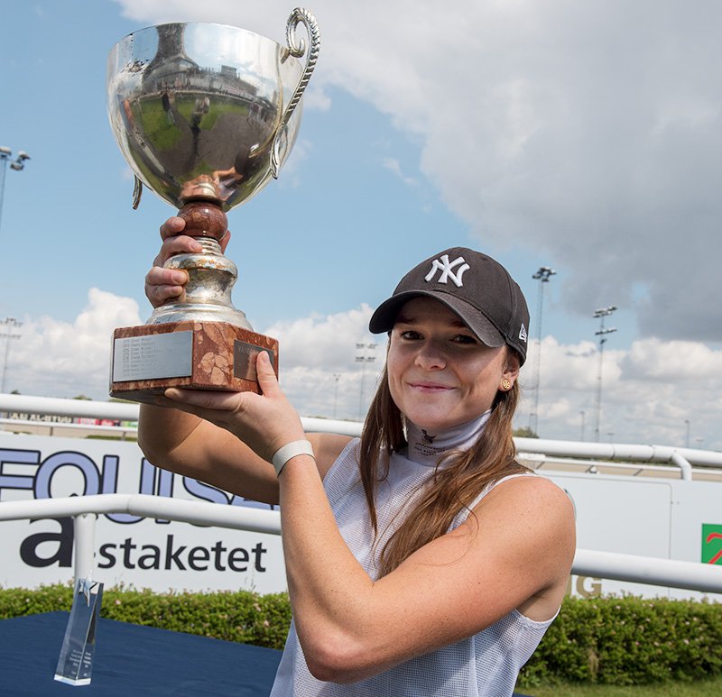 Ulrika Holmquist med pokal