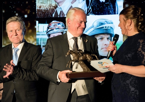 Jesko von Koenigsegg tar emot pris på Svensk Galopps gala